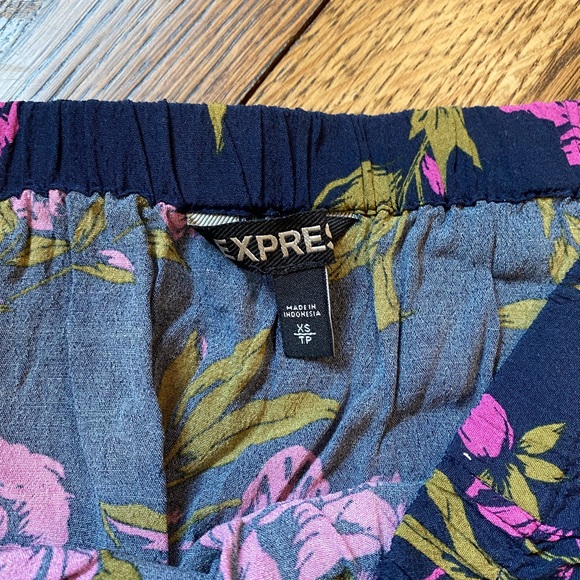 Off the shoulder floral romper - Picture 2 of 2